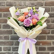 Букет цветов из:  Лизиантусы и Розы в Ленинском