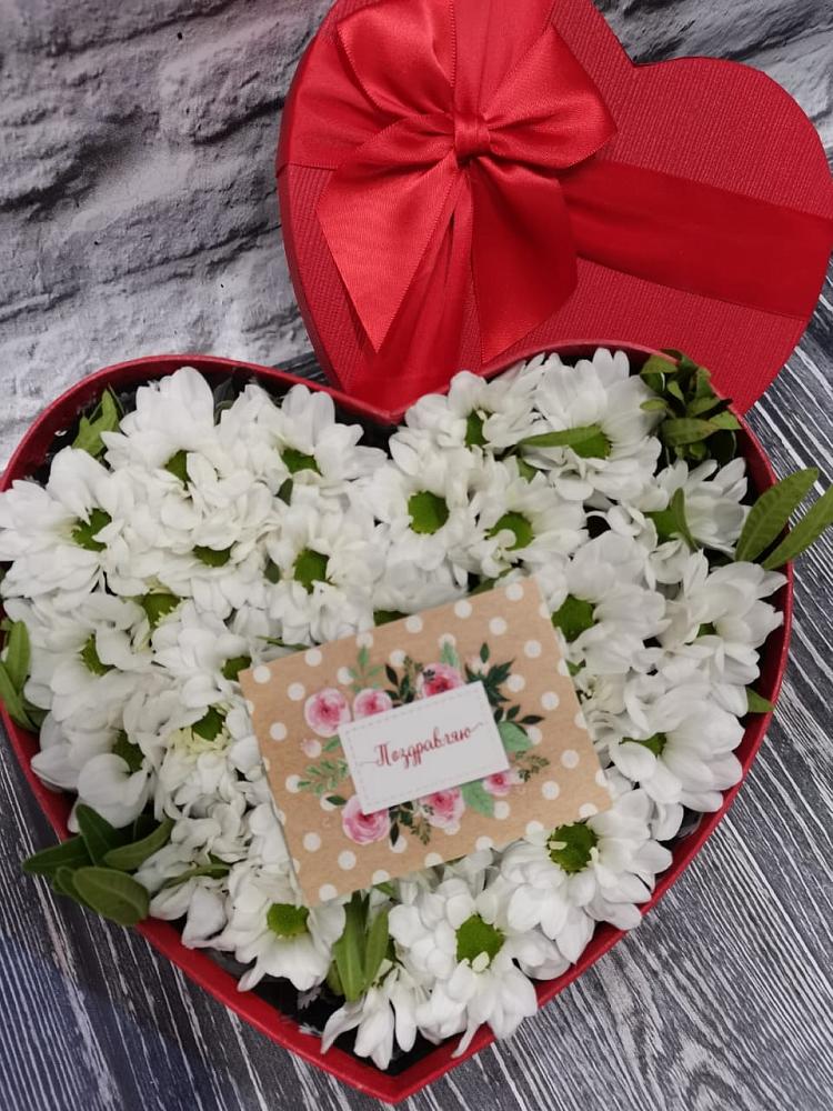 Цветочная композиция из Хризантемы в виде сердца в Ленинском