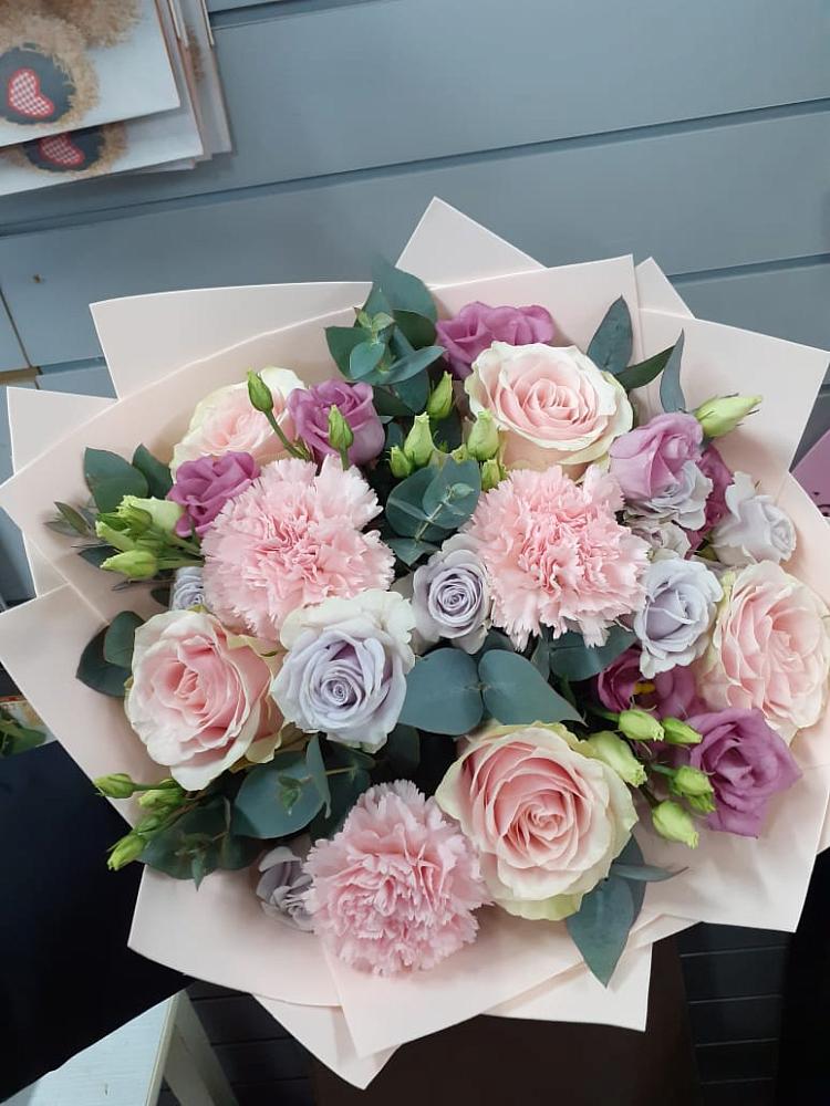 Букет цветов из: Розы, Гвоздики и Лизиантусы в Ленинском